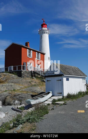 Un gros plan du phare de Fisgard sous un ciel clair à Victoria, BC, Canada. Banque D'Images