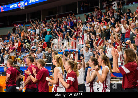 Riga, Lettonie. 14Th Oct 2019. La Lettonie et l'équipe des fans de Lettonie célèbre victoire, lors de championnat de basket européen des femmes, communément appelé EuroBasket Women 2019 , match entre la Lettonie et l'Ukraine l'équipe de l'équipe de Arena Riga, Riga, Lettonie. Credit : Gints Ivuskans/Alamy Live News Banque D'Images