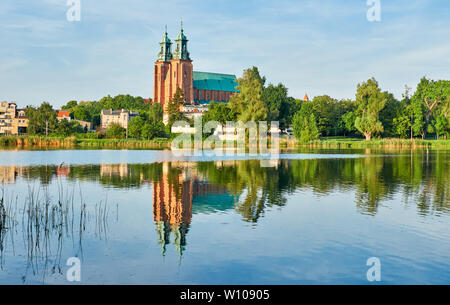 Dans la cathédrale de la ville de Gniezno, Pologne, par un beau jour en été reflétée dans l'eau Banque D'Images