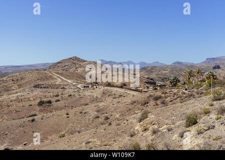 Vue sur le désert rocheux à Gran Canaria, Espagne. Les sommets des montagnes sèches de la partie sud-ouest de l'île. Banque D'Images