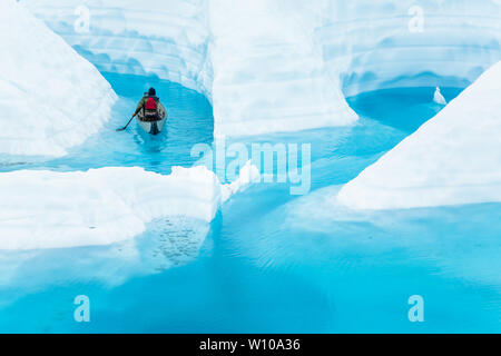 En été, l'eau de la fonte des glaciers trouve son chemin vers le bas sous la glace. En hiver, les tunnels et les trous gèle, et le printemps venu, de l'eau ac Banque D'Images