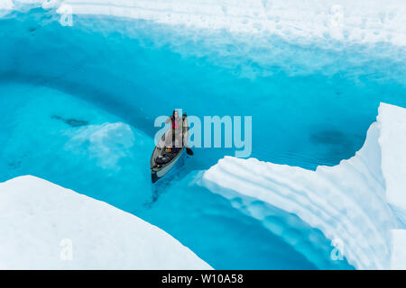Profondément dans l'arrière-pays sur le Glacier Matanuska, une grande piscine bleu a inondé une partie de la glace de glacier et de couper dans les nageoires et canyons. Une clim Banque D'Images