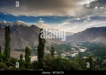 Vue d'ensemble de la vallée de Hunza, au Pakistan. La belle vallée de l'Hunza est entouré de montagnes du Karakoram. Banque D'Images