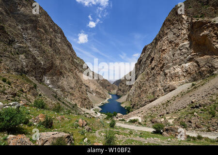 Montagnes du ventilateur au Tadjikistan sont l'un de l'Asie centrale est premier trekking destination. Le magnifique lac sept trek de Penjikent. Vue sur le lac nu Banque D'Images