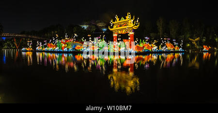 Singapour - Sept 23, 2018 : Jardins de la baie s'allume Mid-Autumn Festival avec lanterne magique s'affiche. La carpe a sauté à travers le dragon's ga Banque D'Images