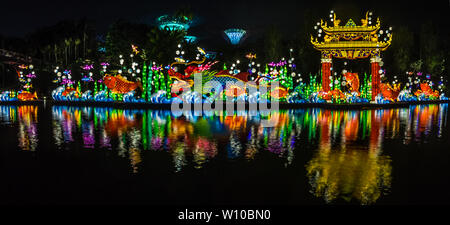 Singapour - Sept 23, 2018 : Jardins de la baie s'allume Mid-Autumn Festival avec lanterne magique s'affiche. La carpe a sauté à travers le dragon's ga Banque D'Images