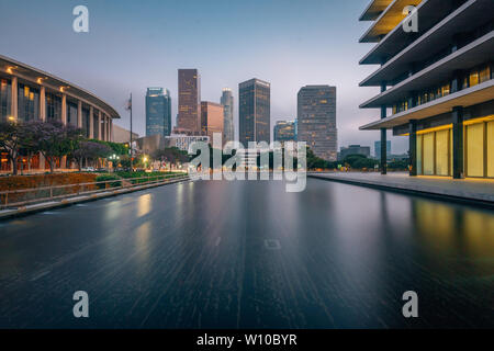 Le centre-ville de Los Angeles skyline at night, avec le miroir d'eau au Ministère de l'eau et l'électricité, à Los Angeles, Californie Banque D'Images