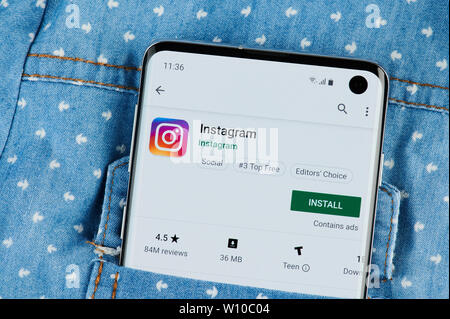 New York, USA - 28 juin 2019 : Installation de l'application instagram sur smartphone écran Vue en gros dans la poche de chemise Banque D'Images