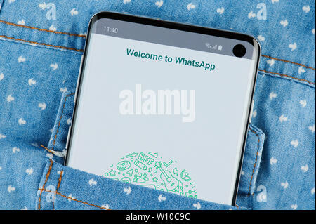New York, USA - 28 juin 2019 : application Whatsapp sur smartphone écran Vue en gros dans la poche de chemise Banque D'Images