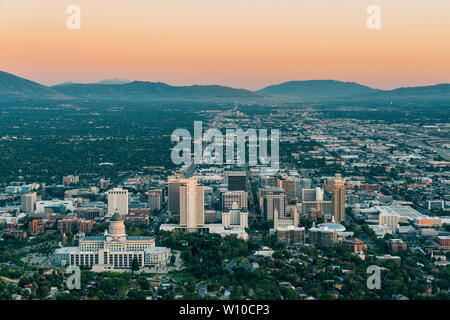 Vue sur le centre-ville au coucher du soleil, de l'Ensign Peak, à Salt Lake City, Utah Banque D'Images