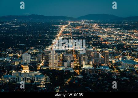 Vue sur le centre-ville la nuit, de Ensign Peak, à Salt Lake City, Utah Banque D'Images