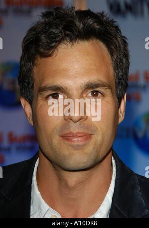 Mark Ruffalo au 'Enternal Sunshine of the Spotless Mind' DVD Fête de lancement qui a eu lieu en face du LACMA, 5900 Wilshire Blvd. building à Los Angeles, CA. L'événement a eu lieu le jeudi, 23 septembre 2004. Photo par : SBM / PictureLux - Tous droits réservés - N° de référence du fichier SBMPLX 33790-6960 Banque D'Images