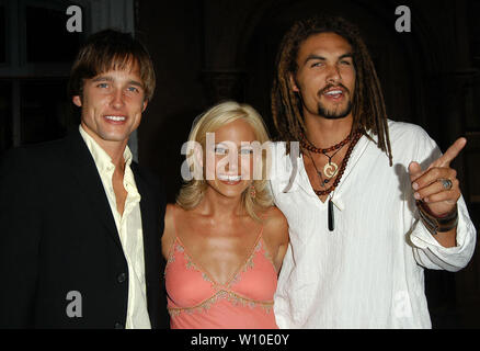 'Côte-Nord' Cast - Jay Kenneth Johnson, Nikki De Loach & Jason Momoa à l'été 2004 Partyat All-Star TCA Fox Fox Studios à Los Angeles, CA. L'événement a eu lieu le mardi 13 juillet, 2004. Photo par : SBM / PictureLux - Tous droits réservés - N° de référence du fichier SBMPLX 33790-6688 Banque D'Images