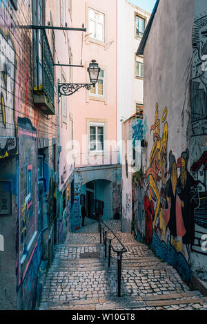 Escalier avec graffiti street art à Lisbonne, Portugal Banque D'Images
