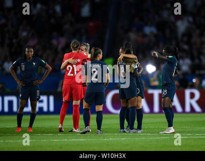 Paris, France. 28 Juin, 2019. Les joueurs de France réagir après le match quart de finale entre la France et les Etats-Unis à la 2019 Coupe du Monde féminine de la fifa au Parc des Princes à Paris, France, le 28 juin 2019. Les États-Unis ont gagné 2-1. Credit : Mao Siqian/Xinhua/Alamy Live News Banque D'Images