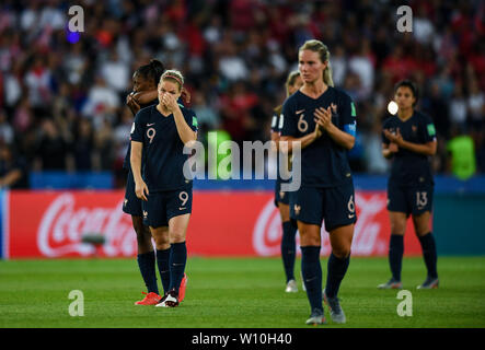 Paris, France. 28 Juin, 2019. Dvd de la France réagir après le match quart de finale entre la France et les Etats-Unis à la 2019 Coupe du Monde féminine de la fifa au Parc des Princes à Paris, France, le 28 juin 2019. Les États-Unis ont gagné 2-1. Credit : Mao Siqian/Xinhua/Alamy Live News Banque D'Images
