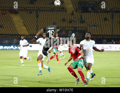 Le Caire, Égypte. 28 Juin, 2019. Côte d'Ivoire en attaquant Sylvain Gbohouo (haut) de la balle pendant la coupe d'Afrique des Nations 2019 GROUPE D match entre le Maroc et la Côte d'Ivoire au Caire, Égypte, le 28 juin 2019. Le Maroc a gagné 1-0. Credit : Wang Teng/Xinhua/Alamy Live News Banque D'Images