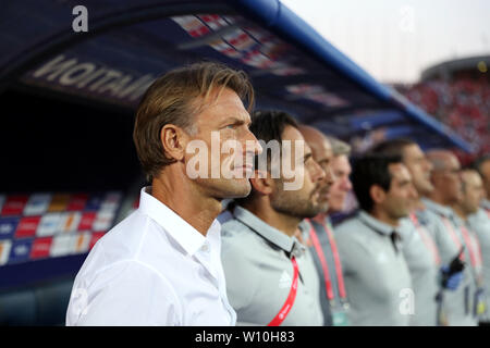 Le Caire, Égypte. 28 Juin, 2019. Herve Renardm (L), entraîneur-chef du Maroc, réagit avant la coupe d'Afrique des Nations 2019 GROUPE D match entre le Maroc et la Côte d'Ivoire au Caire, Égypte, le 28 juin 2019. Le Maroc a gagné 1-0. Credit : Ahmed Gomaa/Xinhua/Alamy Live News Banque D'Images