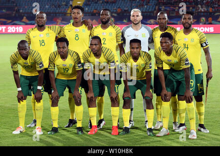 Le Caire, Égypte. 28 Juin, 2019. Les joueurs de ligne de l'Afrique du Sud, avant la coupe d'Afrique des Nations 2019 GROUPE D match entre l'Afrique du Sud et la Namibie au Caire, Égypte, le 28 juin 2019. L'Afrique du Sud a gagné 1-0. Credit : Ahmed Gomaa/Xinhua/Alamy Live News Banque D'Images