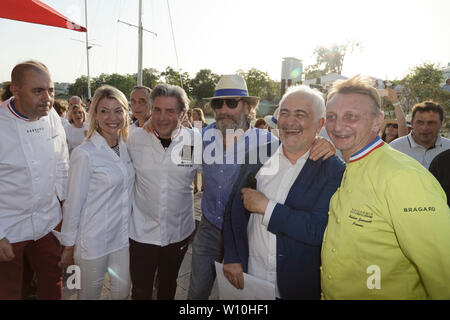 Paris, France. 27 Juin, 2019. Chefs Christophe Haton, Claire Verneil, Michel Roth, Guy Savoy et Frédéric Jaunault. Banque D'Images