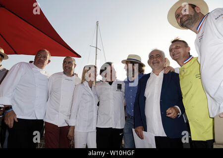 Paris, France. 27 Juin, 2019. Chefs Christophe Haton, Claire Verneil, Michel Roth, Guy Savoy et Frédéric Jaunault. Banque D'Images