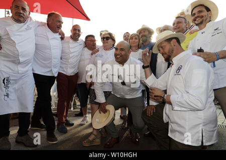 Paris, France. 27 Juin, 2019. Chefs assister à la 7e "Trophée de la Pétanque Gastronomique' à Paris Yacht Marina, le 27 juin 2019 à Paris, France. Banque D'Images