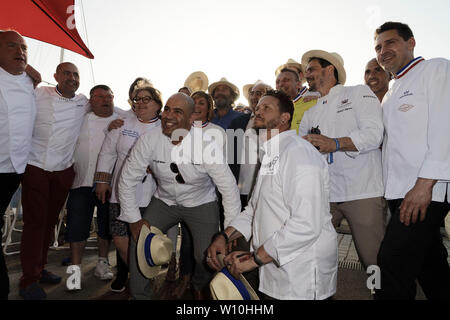Paris, France. 27 Juin, 2019. Chefs assister à la 7e "Trophée de la Pétanque Gastronomique' à Paris Yacht Marina, le 27 juin 2019 à Paris, France. Banque D'Images