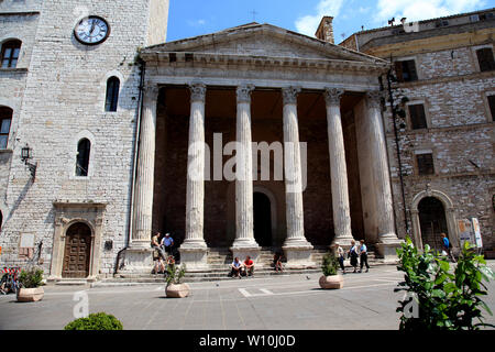 Chiesa di Santa Maria sopra Minerva en Assisi Italie Banque D'Images