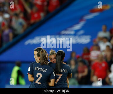 Paris, France. 28 Juin, 2019. Les joueurs de France regarder rejetée après le match quart de finale entre la France et les Etats-Unis à la 2019 Coupe du Monde féminine de la fifa au Parc des Princes à Paris, France, le 28 juin 2019. Les États-Unis ont gagné 2-1. Credit : Ding Xu/Xinhua/Alamy Live News Banque D'Images
