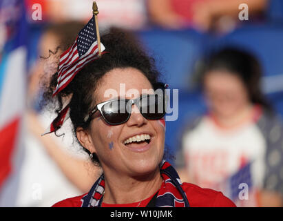 Paris, France. 28 Juin, 2019. Un fan de l'United States hourras pour l'équipe avant le match quart de finale entre la France et les Etats-Unis à la 2019 Coupe du Monde féminine de la fifa au Parc des Princes à Paris, France, le 28 juin 2019. Les États-Unis ont gagné 2-1. Credit : Ding Xu/Xinhua/Alamy Live News Banque D'Images
