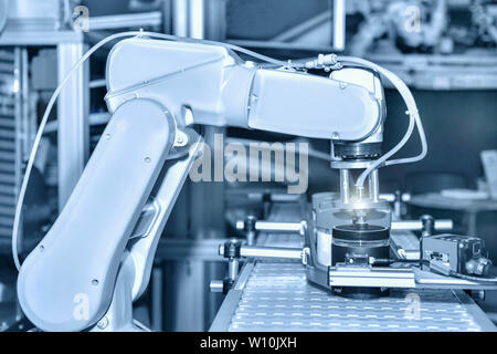 Bras robotique industrielle pour la tenue d'une des boîtes d'aluminium ,concept industrie 4.0 Banque D'Images