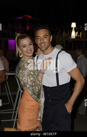 Paris, France. 27 Juin, 2019. Katrina Patchett et Maxime Dereymez (Danse avec les Stars) assister à la 7e "Trophée de la Pétanque gastronomique'. Banque D'Images