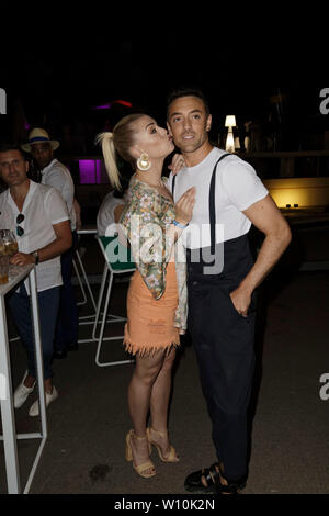 Paris, France. 27 Juin, 2019. Katrina Patchett et Maxime Dereymez (Danse avec les Stars) assister à la 7e "Trophée de la Pétanque gastronomique'. Banque D'Images