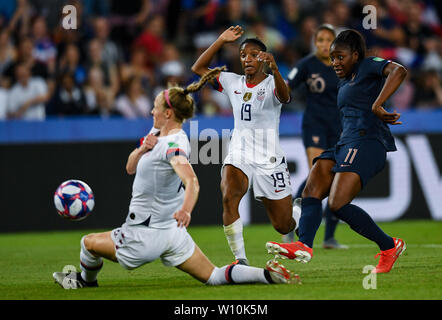 Paris, France. 28 Juin, 2019. Kadidiatou Diani (R) de la France tire pendant le match quart de finale entre la France et les Etats-Unis à la 2019 Coupe du Monde féminine de la fifa au Parc des Princes à Paris, France, le 28 juin 2019. Les États-Unis ont gagné 2-1. Credit : Mao Siqian/Xinhua/Alamy Live News Banque D'Images