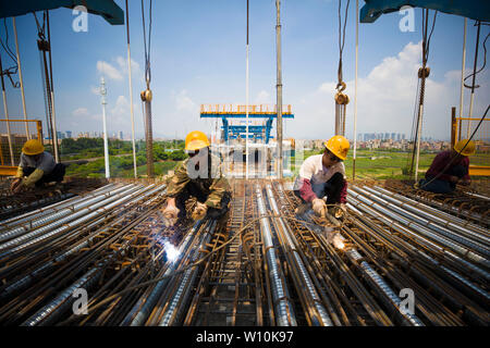 Beijing, Chine, province du Fujian. 28 Juin, 2019. Constructeurs de Chine Tiesiju Génie civil les travaux de groupe dans le temps chaud à Xiamen City, province de Fujian en Chine du sud-est, le 28 juin 2019. Credit : Ruan Shifan/Xinhua/Alamy Live News Banque D'Images