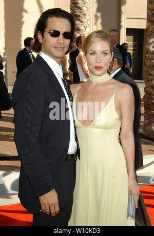 Christina Applegate & Jonathan Schaech aux 2004 Creative Arts Primetime Emmy Awards - Arrivals tenue au Shrine Auditorium à Los Angeles, CA. L'événement a eu lieu le dimanche 12 septembre 2004. Photo par : SBM / PictureLux - Tous droits réservés - N° de référence du fichier SBMPLX 33790-5277 Banque D'Images