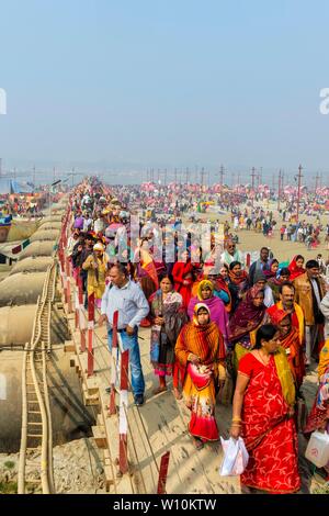 Pèlerins sur la façon d'Allahabad Kumbh Mela, le plus grand rassemblement religieux, de l'Uttar Pradesh, Inde Banque D'Images