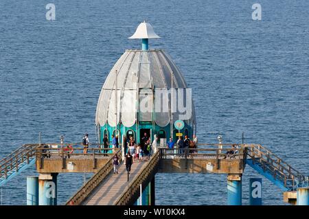 Scaphandre au pont de la mer Baltique de Sellin, station balnéaire l'île de Rugen, Sellin, Mecklembourg-Poméranie-Occidentale, Allemagne Banque D'Images