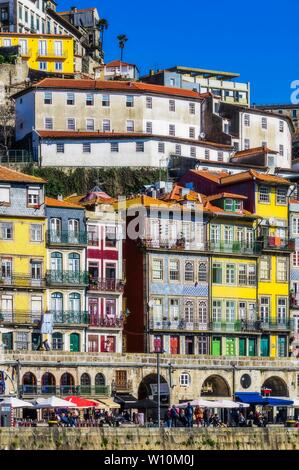 Maisons colorées dans le quartier Ribeira, Cais da Ribeira, promenade, Porto, Portugal Banque D'Images