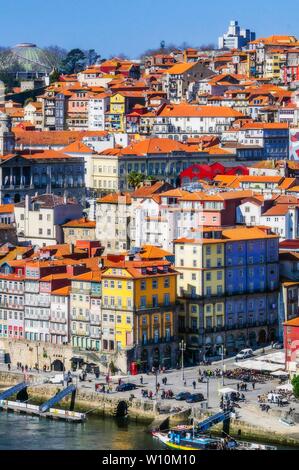 Promenade avec vue sur la ville à la rivière Rio Douro, quartier Ribeira, Cais da Ribeira, Porto, Portugal Banque D'Images