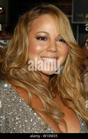 Mariah Carey signe des copies du nouveau lancement de 'l'émancipation de Mimi : Ultra Platinum Edition' tenu à le Virgin Megastore à Hollywood, CA. L'événement a eu lieu le mardi 15 novembre 2005. Photo par : SBM / PictureLux - Tous droits réservés - N° de référence du fichier SBMPLX 33790-5526 Banque D'Images