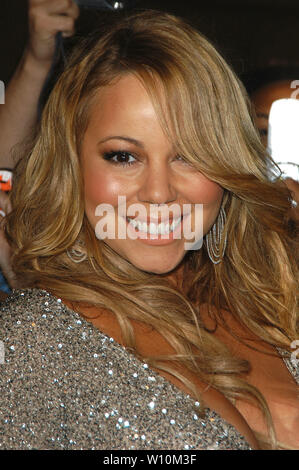 Mariah Carey signe des copies du nouveau lancement de 'l'émancipation de Mimi : Ultra Platinum Edition' tenu à le Virgin Megastore à Hollywood, CA. L'événement a eu lieu le mardi 15 novembre 2005. Photo par : SBM / PictureLux - Tous droits réservés - N° de référence du fichier SBMPLX 33790-5525 Banque D'Images