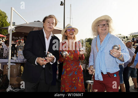 Paris, France. 27 Juin, 2019. Daniel Lauclair, Caroline Margeridon et Pierre-Jean Chalencon assister à la 7e "Trophée de la Pétanque gastronomique'. Banque D'Images