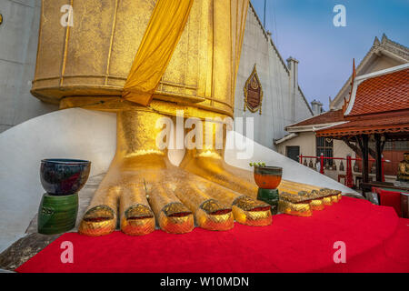 Un grand pied og or Bouddha de wat Intharawihan.Ce 32 mètres de haut et 10 pieds de large Bouddha est le plus grand de son genre dans le monde. Wat Intharawihan Banque D'Images