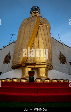 Un grand Bouddha Doré debout à wat Intharawihan.Ce 32 mètres de haut et 10 pieds de large Bouddha est le plus grand de son genre dans le monde. Wat Intharawihan Banque D'Images