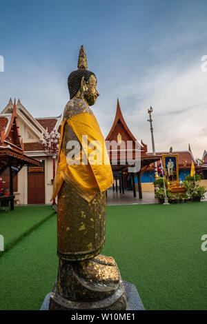 Un petit Bouddha d'or de Wat Intharawihan. Ce 32 mètres de haut et 10 pieds de large Bouddha est le plus grand de son genre dans le monde. Wat Intharawihan est sur Banque D'Images