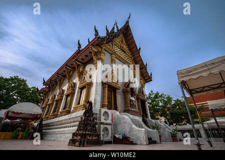 Au wat Intharawihan église. Ce 32 mètres de haut et 10 pieds de large Bouddha est le plus grand de son genre dans le monde. Wat Intharawihan wisut Kasat est sur roa Banque D'Images