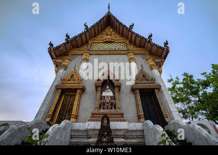 Au wat Intharawihan église. Ce 32 mètres de haut et 10 pieds de large Bouddha est le plus grand de son genre dans le monde. Wat Intharawihan wisut Kasat est sur roa Banque D'Images