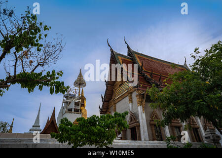 Au wat Intharawihan église. Ce 32 mètres de haut et 10 pieds de large Bouddha est le plus grand de son genre dans le monde. Wat Intharawihan wisut Kasat est sur roa Banque D'Images