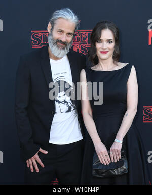 28 juin 2019 - Santa Monica, Californie, États-Unis - 28 juin 2019 - Santa Monica, Californie - Scott Mackinlay Hahn, Winona Ryder. ''Stranger Things 3'' première de Los Angeles à Santa Monica High School. Crédit photo : Birdie Thompson/AdMedia Banque D'Images